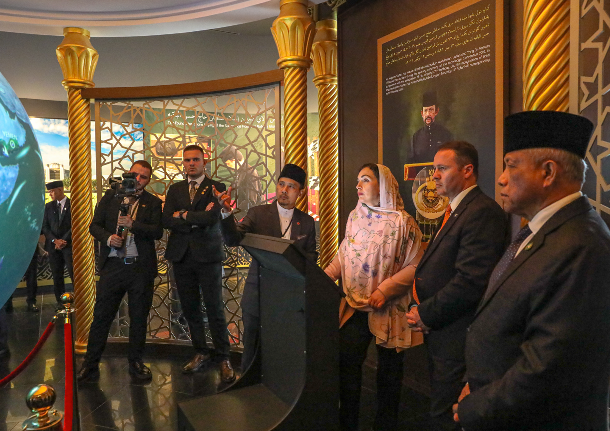 LAWATAN PRESIDEN REPUBLIK KOSOVO PUAN YANG TERUTAMA DR. VJOSA OSMANI SADRIU DAN FIRST GENTLEMEN, MR. PRINDON SADRIU KE BALAI KHAZANAH ISLAM SULTAN HAJI HASSANAL BOLKIAH 