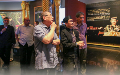 KUNJUNGAN KE BALAI KHAZANAH ISLAM SULTAN HAJI HASSANAL DARIPADA YANG AMAT ARIF KETUA HAKIM NEGARA MALAYSIA TUN WAN AHMAD FARID BIN WAN SALLEH DAN DELEGASI DARI MAHKAMAH PERSEKUTUAN MALAYSIA
